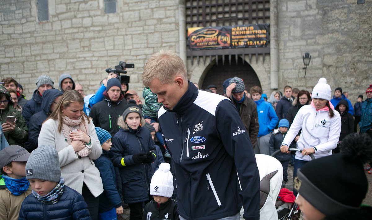 Eesti parim rallimees Ott Tänak eile lossihoovis fännihordidele alla ei vandunud ja leidis aega kõigi jaoks.