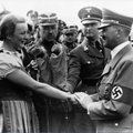 Правда ли, что на этом фото рядом с Гитлером изображена бабушка Урсулы фон дер Ляйен?