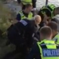 VIDEO: Peoseltskond süüdistab politseid liigses vägivallas, kuid korravalvuritel on asjast teine versioon