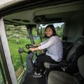 Vahetuspere pani Jaapani tüdruku esimese asjana kombainiga sõitma