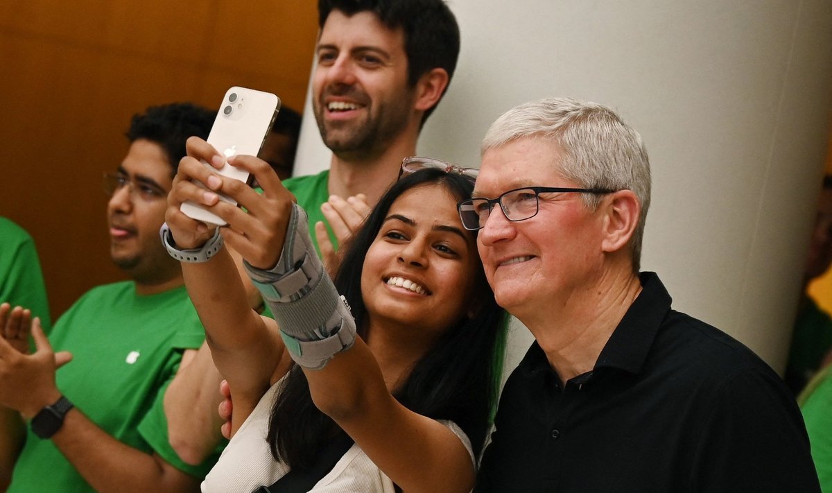 Apple'i tegevjuht Tim Cook aprillis New Delhis firma poe avamisel.