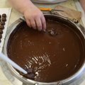 VIDEO: Eesti kuulsaima šokolaadivabriku käsitöökommid valmivad vanade kommete kohaselt