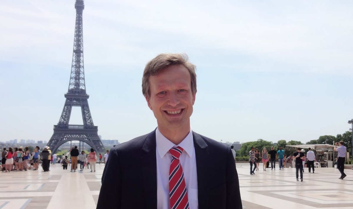Eesti suursaadik OECD juures Marten Kokk, taustaks Pariisi kuulsaim sümbol Eiffeli torn