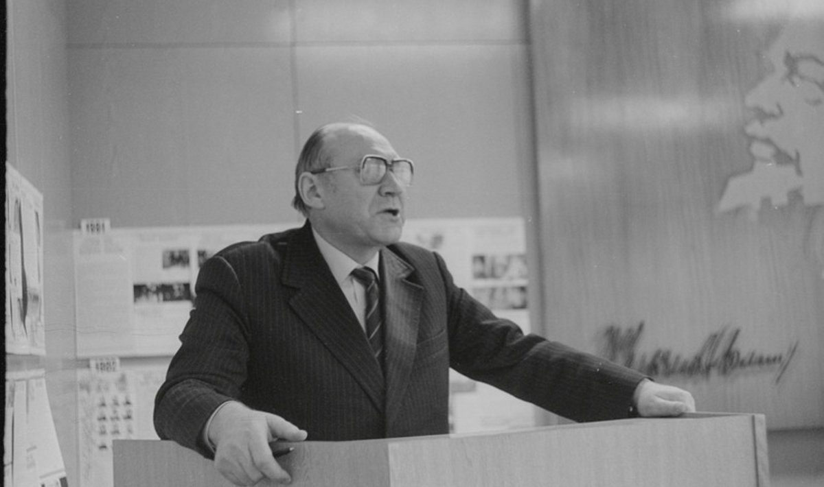Vargusjuhtumitest pikantsete skandaalideni. Tollis oli purjus soomlastelt ära võetud ebasobiva sisuga hoiukassade reklaamplakatid. Julgeolekukomitee esimees Karl Kortelainen (pildil) oli nõus küll vestlema, kuid abi sellest ei olnud, järgnes neljas parteiline karistus.