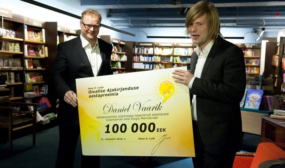 Oivalise ajakirjanduse preemia üleandmine (21.10.2010). Hans H.Liuik annab auhinna üle Daniel Vaarikule.