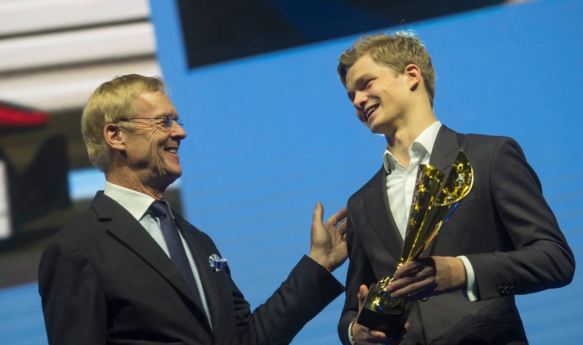 Autospordiliidu president Ari Vatanen ja aasta ringrajasõitja Ralf Aron.