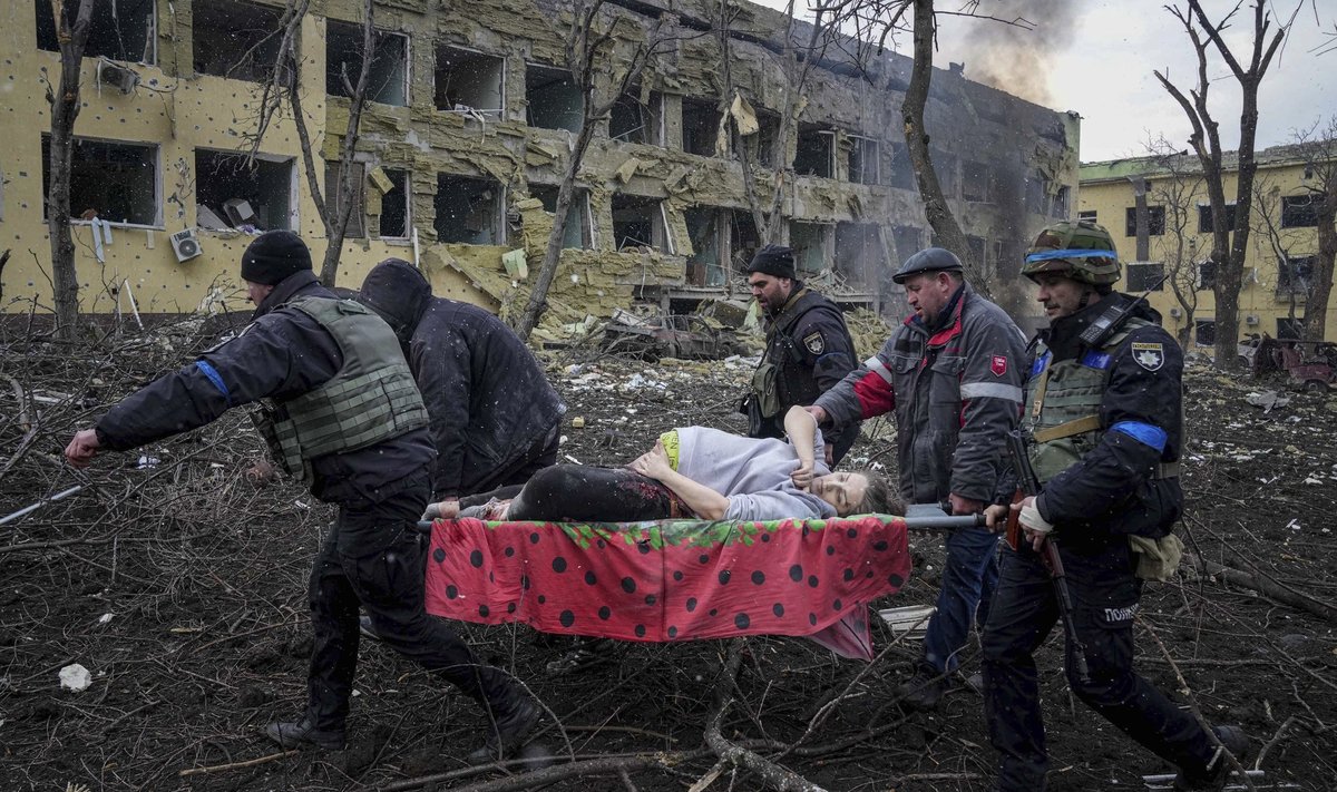 KAKS HUKKUNUT AASTA PRESSIFOTOL: Mulluse aasta pressifotoks tunnistati just see pilt, millel üritatakse päästa 9. märtsil haavata saanud lapseootel Irina Kalininat. Paraku suri Irina Mariupoli sünnitusmaja tabanud Vene õhurünnaku tagajärjel saadud haavadesse ning tema poeg Miron sündis surnult. Nimi Miron tähendab ukraina keeles iroonilisel kombel „rahu“.  