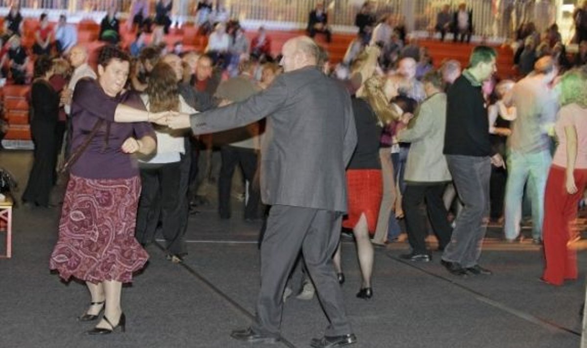 Epakad põrutasid vaibaga kaetud spordisaali põrandal tantsu nii, nagu oleks igaüht neist juhendanud endine EPA rektor ning Eesti Võistlustantsu Liidu omaaegne president Olev Saveli.
