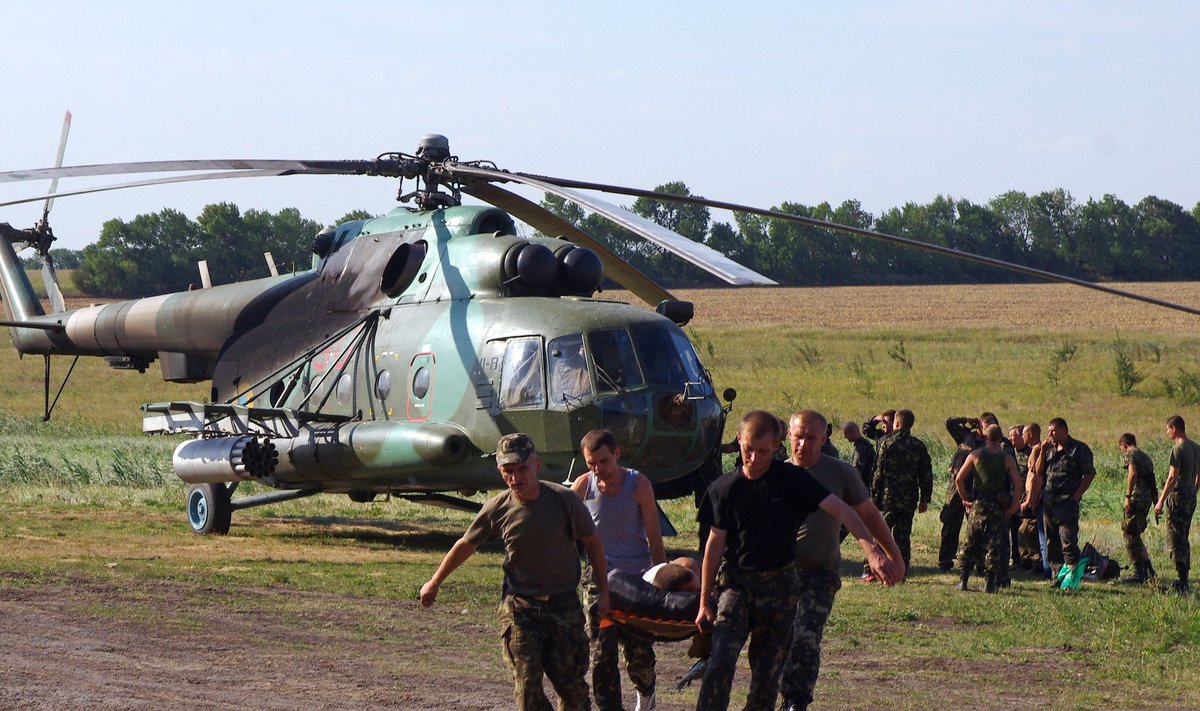 Haavatud Ukraina sõduri transportimine