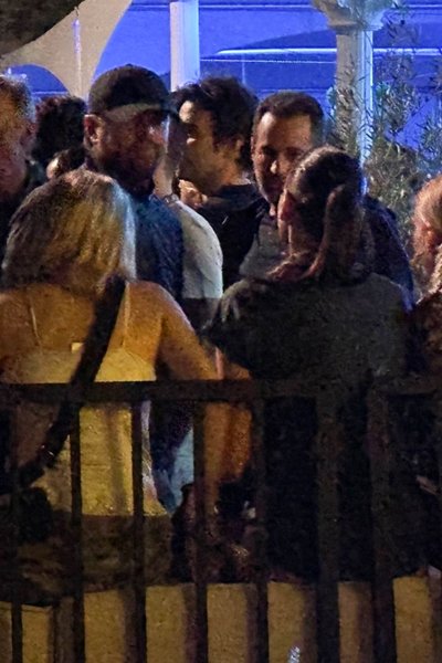 Leonardo (nokamürsiga vasakul) ja Irina (seljaga, mustade juustega) nautimas Coachella järelpidu.