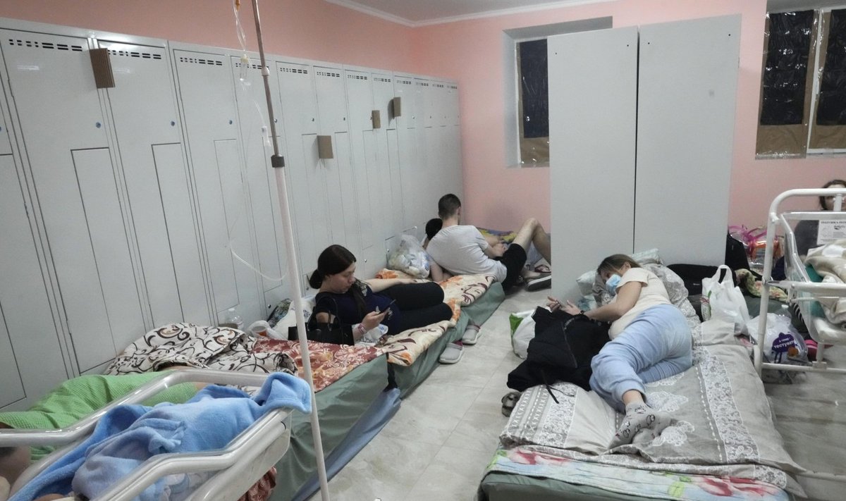 Patsiendid Ukraina haigla pommivarjendis