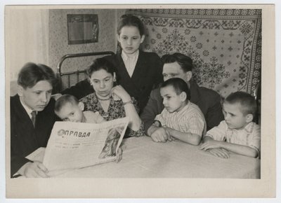 Kamberahjude tsehhi tööline Ivanov oma perega kodus Kohtla-Järvel lugemas ajalehte Pravda