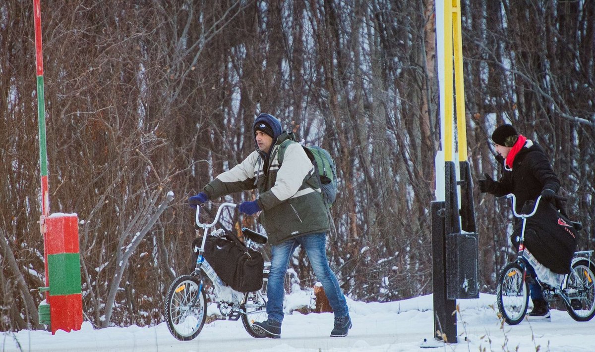 Kuna Venemaa polaarjoonetagust piiri Norra ja Soomega pole lubatud jalgsi ületada, hakkas seal esialgu õitsema jalgrataste äri. Kui jalgrattad keelati, kolisid põgenikud odavatesse autodesse. Viimastel kuudel on Venemaalt ainuüksi Soome saabunud üle tuhande asüülitaotleja.