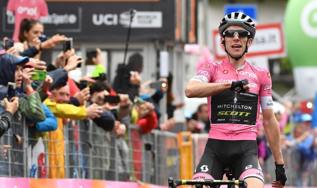 Simon Yates tähistamas Giro 15. etapi võitmist.