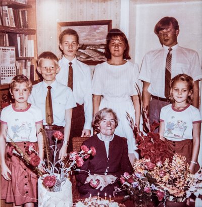 Laine ema Luise koos lastelastega (fotol on Laine tütar ja poeg, Aime kaks poega ning Kalle kaks tütart).