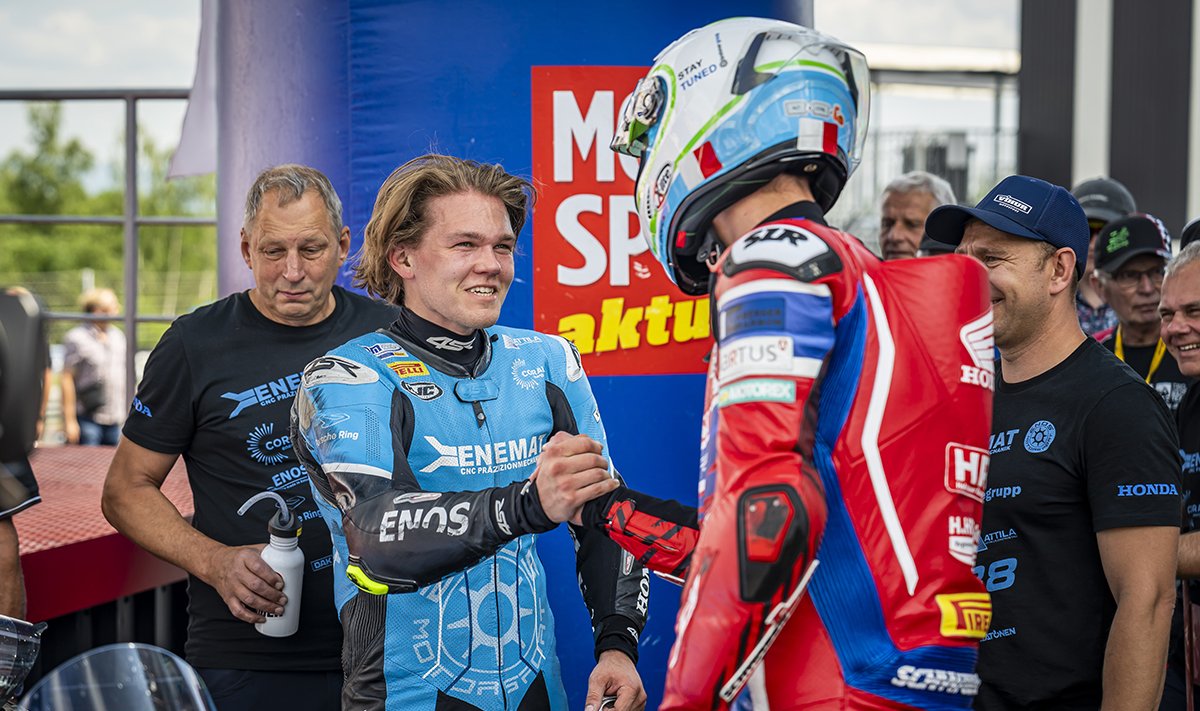 Fotol õnnitleb Hannes Soomer esimese sõidu võitjat Florian Alti.
