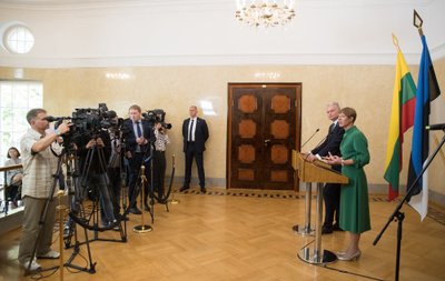 Leedu president Gitanas Nausėda täna Kadriorus Eesti riigipea Kersti Kaljulaidiga pressikonverentsil.