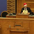 Riigikogu külastanud jõuluvana jagas saadikutele traditsiooniliselt kingitusi
