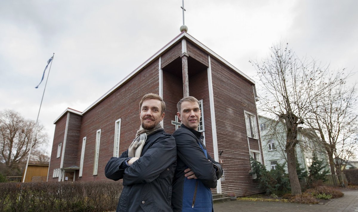 Rakvere Karmeli koguduse juhatuse liikmed Gunnar Kotiesen ja Madis Pikat tänase pühakoja ees