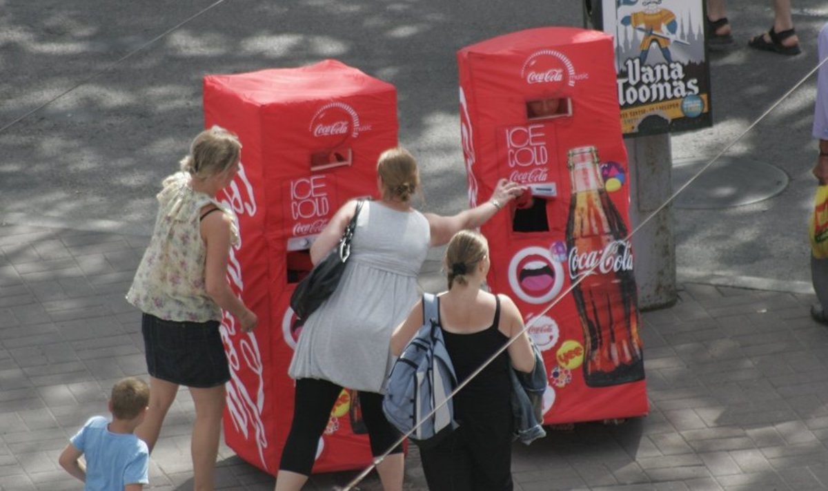 Inimesed Coca-Cola-kujulistes kostüümides inimestelt karastusjooki pinnimas.