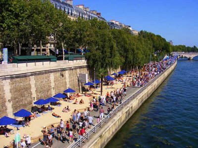Pariisis muutub jõeäärne tänav suviti liivarannaks.