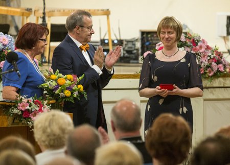 Siiri Oviir ja Toomas Hendrik Ilves õnnitlevad aasta emaks valitud Heli Karu
