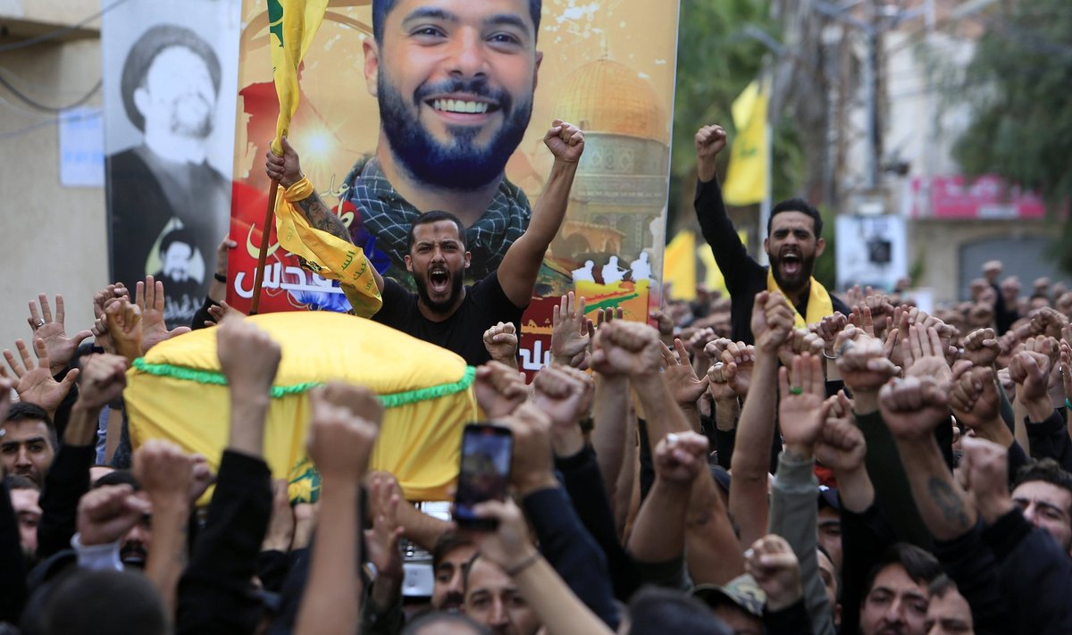 Kes ühele kangelane, see teisele terrorist. Pildil Hezbollah võitleja matused Liibanonis