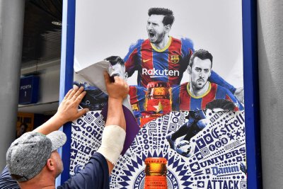 34-aastase, maailma parimaks jalgpalluriks peetava Lionel Messi postreid ja plakateid eemaldati täna üle kogu Barcelona.