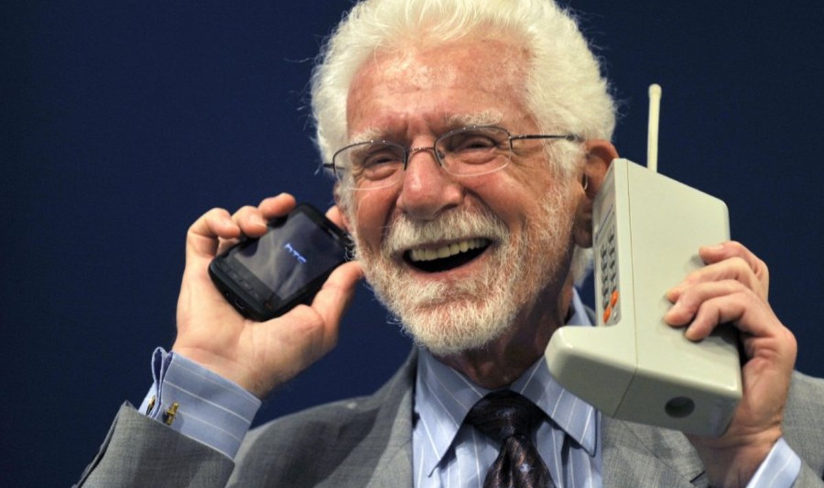 Martin Cooper maailma esimese mobiiltelefoni ja ühe uuemaga