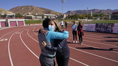 22. oktoobril toimus Salt Lake City's Lauren McCluskey mälestuskõnd. Pildil võtab embusi vastu Laureni ema Jill.