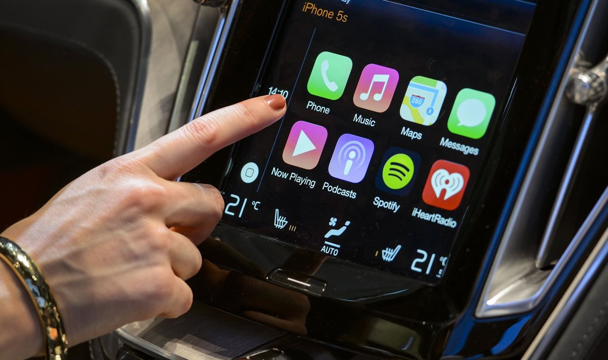 Apple pakub praegu autodele ainult nutiseadmega suhtlemise süsteemi CarPlay. Seda kasutavaid sõidukeid pole veel palju, aga esimesed on juba Eestis müügil. Loe pikemalt EPL Forte 19. augusti numbrist.