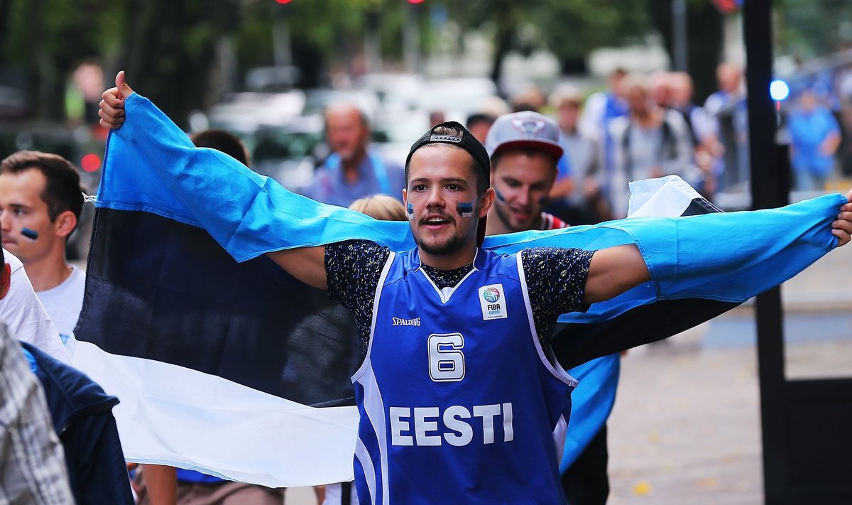 Eesti fännide rongkäik enne Eesti - Tšehhi mänguEurobasket 2015, Riia, Läti.