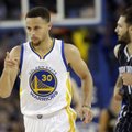 VIDEO: Curryst sai esimene mängija NBA ajaloos, kes tabanud ühel hooajal 300 kaugviset