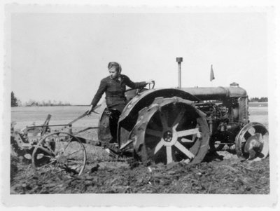 Elmine Otsmanni esimesed vaod traktoriga