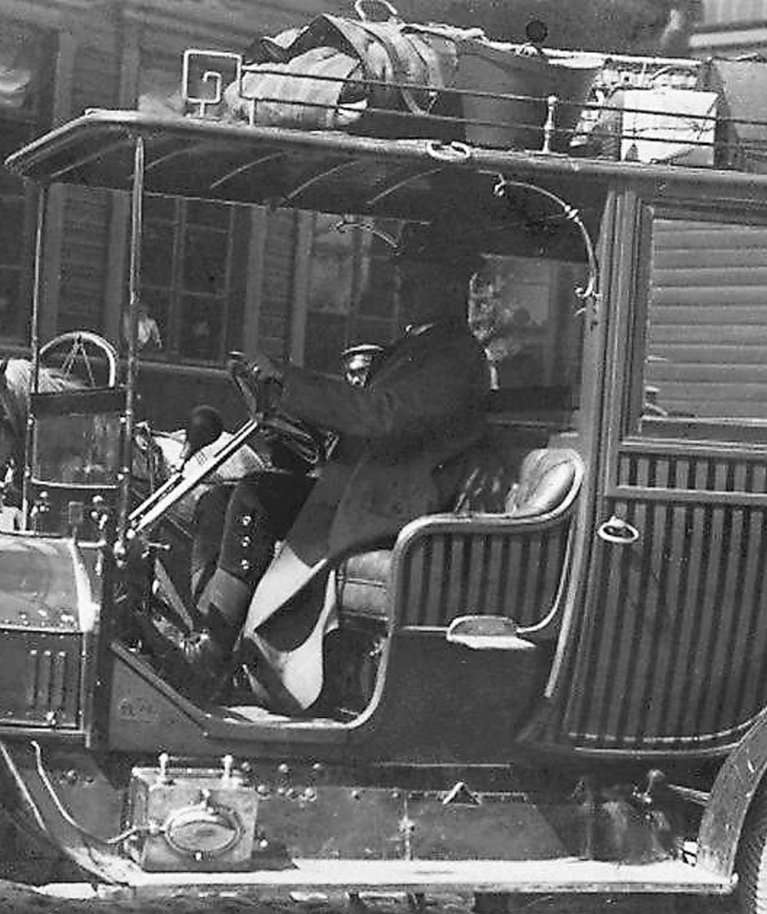 ESIMESED AASTAD: Takso ohvitseridest reisijatega umbes aastal 1910.
