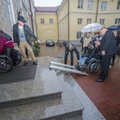DELFI FOTOD ja VIDEO: Puuetega inimesed pidid peaministriga kohtumiseks end Stenbocki maja treppidest üles vinnama
