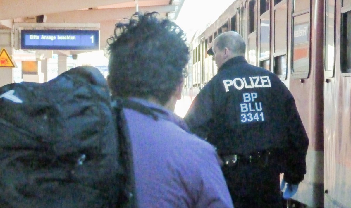 Põgenikud pannakse Saksa piirilinnas Freilassingus erirongile, mis sõidab edasi kas Mannheimi või Berliini. Keskustes jaotatakse põgenikud ära nn Köningsteini võtme järgi eri liidumaade vahel. 