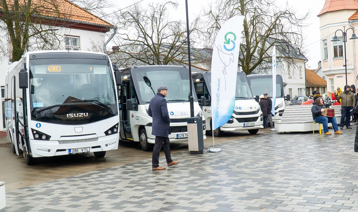 GoBus tutvustas uusi busse Kuressaare kesklinnas