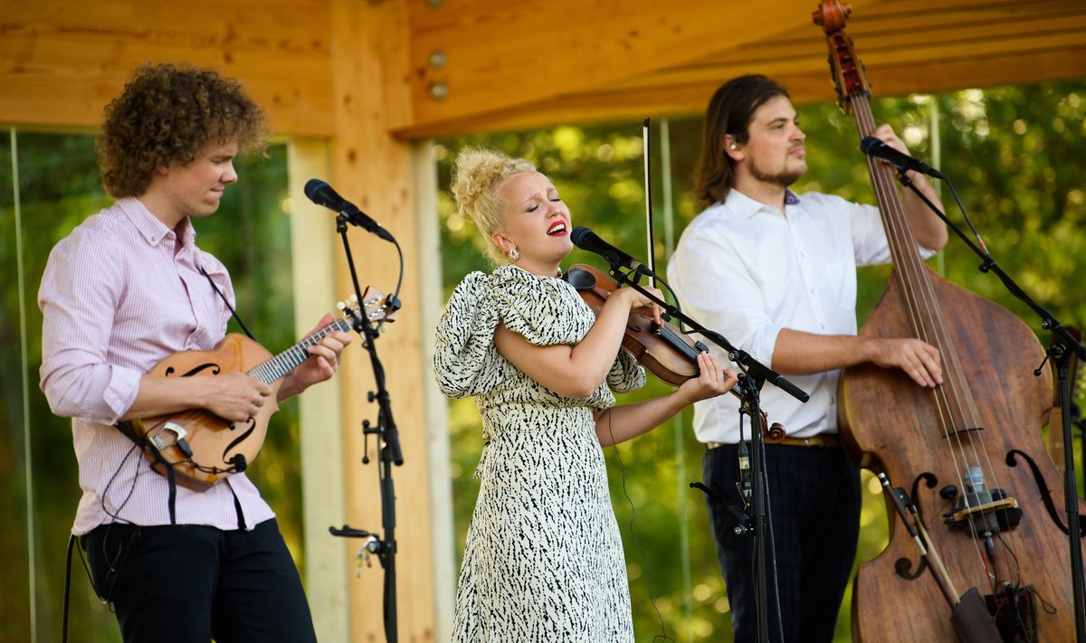 Curly Stringsi tuumik Villu Talsi, Eeva Talsi ja Taavet Niller. 25. augustil toimuval kontserdil lööb kaasa ka bändi uus kitarrist Peeter Priks.