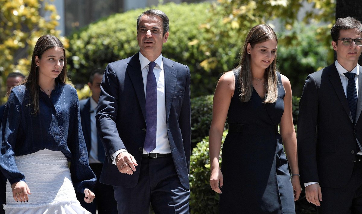 Kreeka värske peaminister Kyriakos Mitsotakis lahkus esmaspäeval koos lastega presidendi paleest.