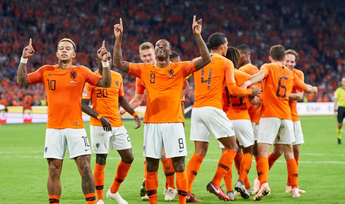 Hollandi jalgpallikoondis väravat tähistamas
