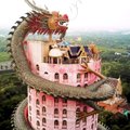 ФОТО. 50-метровый розовый храм с драконом. Зачем его построили?