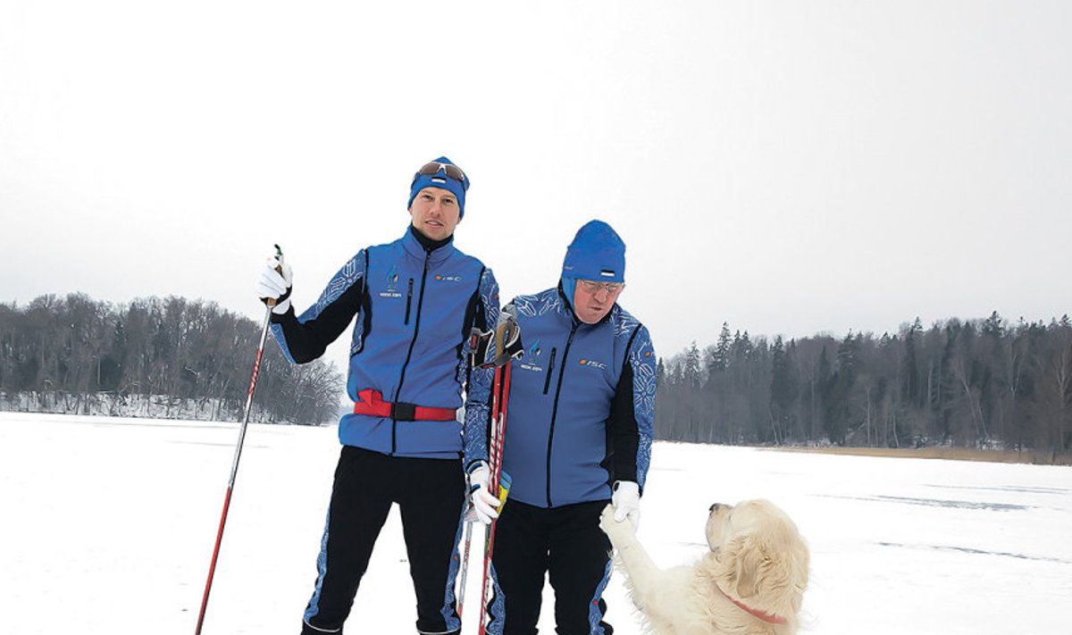 Aivar Rehemaa (vasakul) treenis eile Pühajärvel, kaasas treener Anatoli Šmigun koos koera Loukiga.