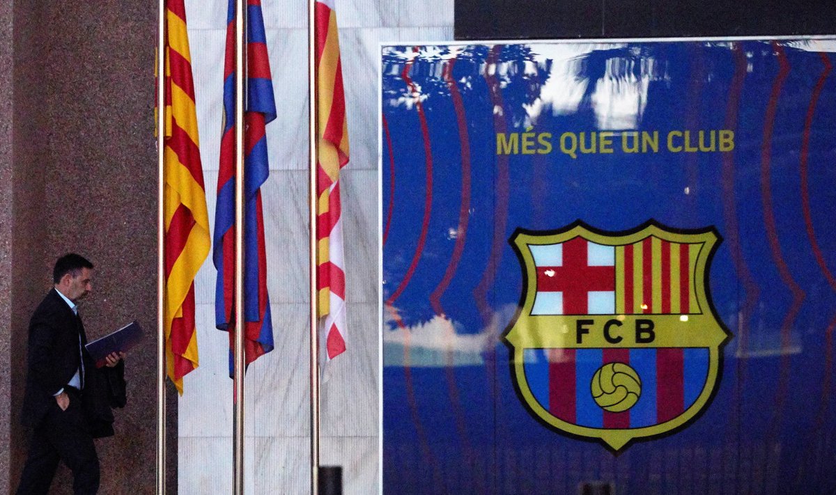 Josep Maria Bartomeu täna Camp Nou staadionil toimunud nõupidamiselt lahkumas