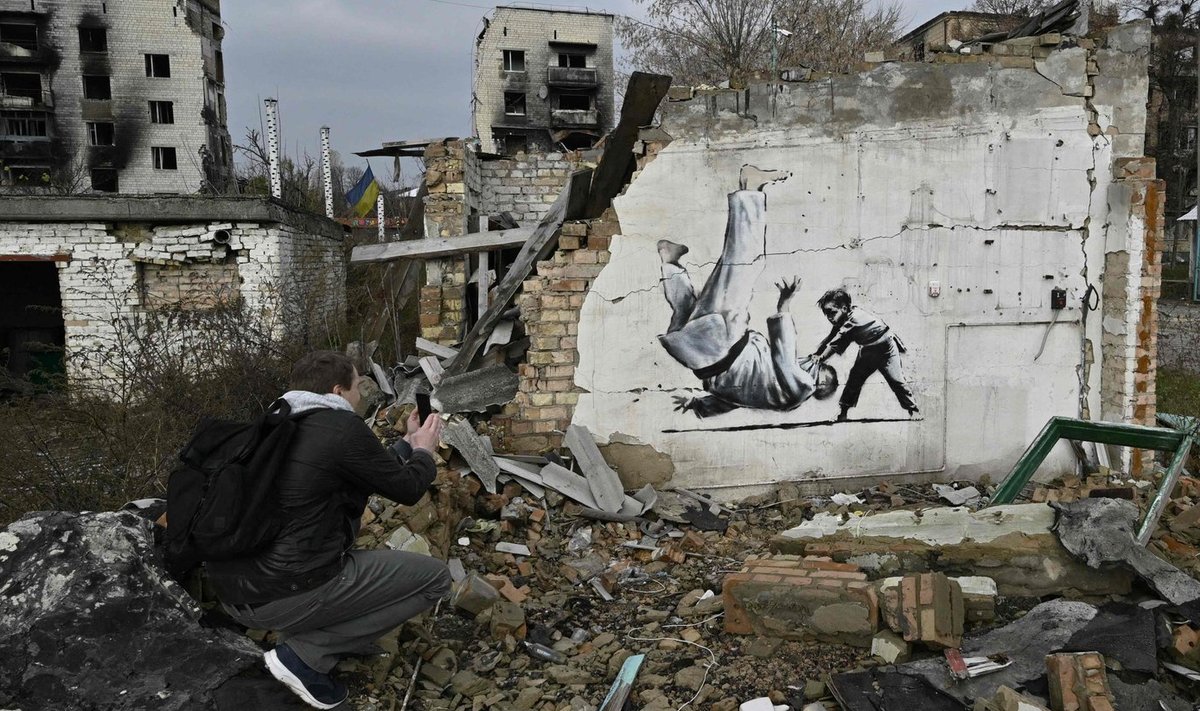 Kiievi lähedale Borodjanka linnakesse kahe päeva eest tekkinud kuulsa tänavakunstniku Banksy töö.