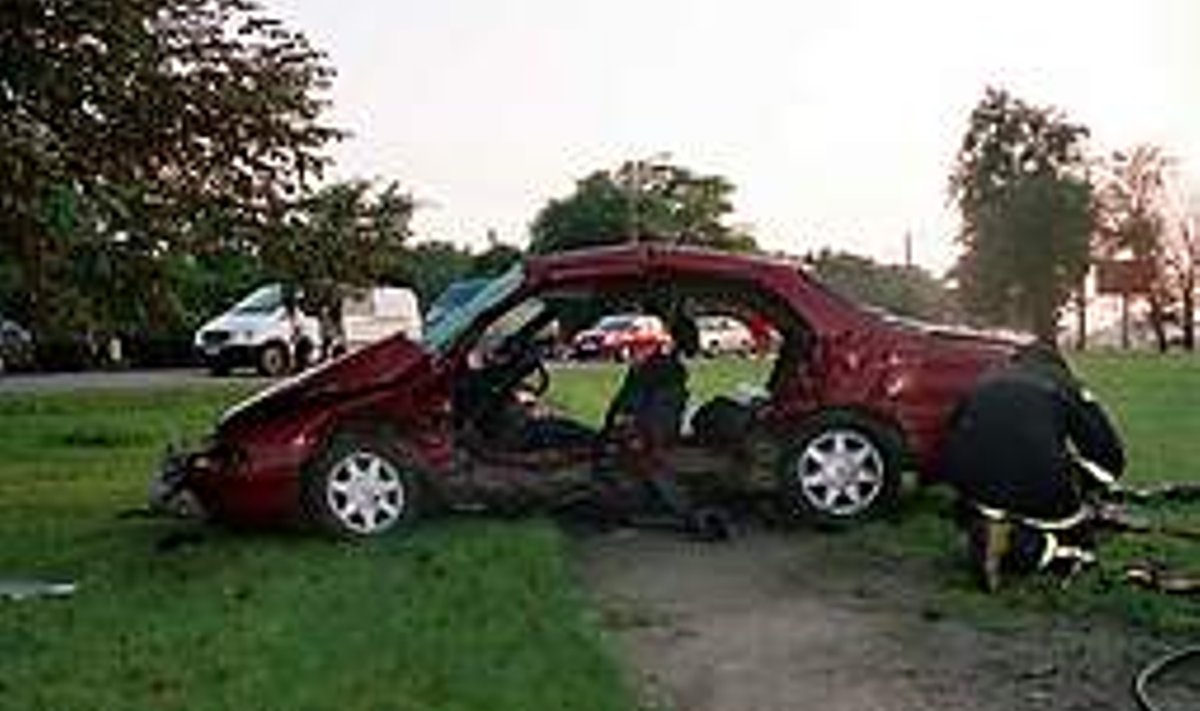 ÜKS VALE OTSUS. ÜKS HETK. KATASTROOF: 22. augustil 2007 Tallinnas Paldiski maanteel kokku põrganud Mazdast ja Subarust (järgmisel pildil) ei jäänud midagi järele. Ränga hoobi saanud Mazda juht Heino Luik hukkus sündmuskohal. Politsei