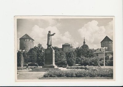 Nõukogude ajal seisis keset Tornide väljakut Mihhail Kalinini kuju. Terve Tallinna põhjaosa kandis aga toona Kalinini rajooni nime. 