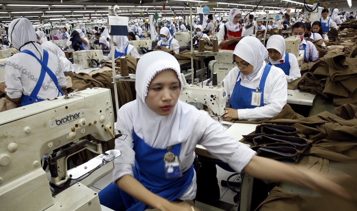 Naised Indoneesia rõivatehases. Mõni neist teeb aastaid iga päev ühte ja sama liigutust. Toimivat lahendust odavtööjõu ekspluateerimise lõpetamiseks ei oska keegi pakkuda.