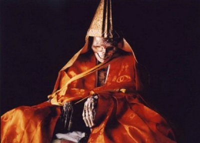 Тело монаха, добровольно превратившегося в мумию.