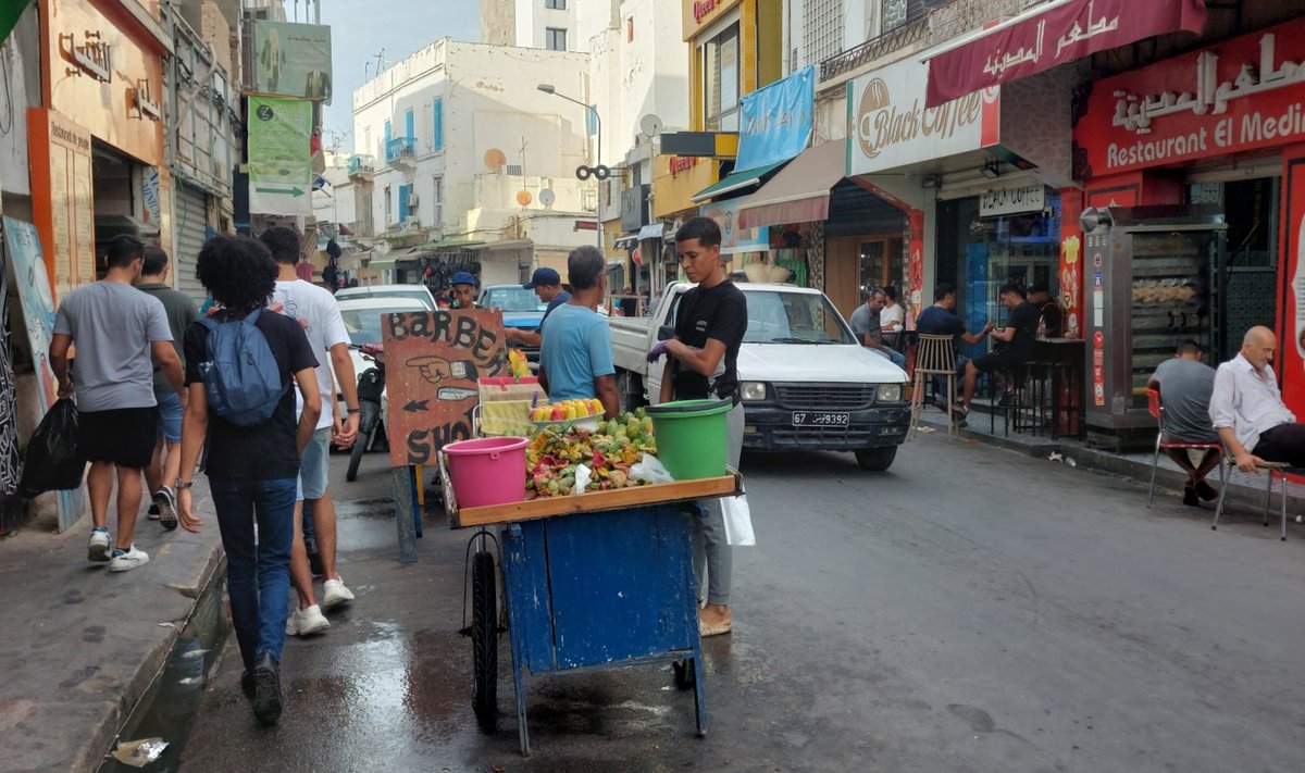 Tänavapilt pealinnas Tunises. Kauplemine käib ka keset sõiduteed.